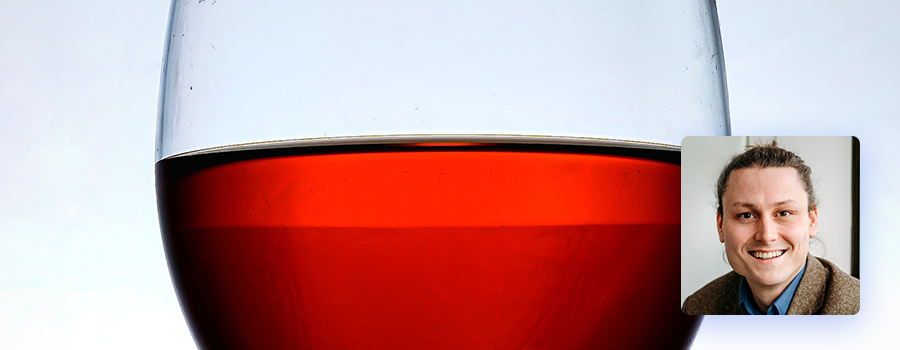 Ein Rotweinglas und ein Bild von Richard Palm, Business Development
