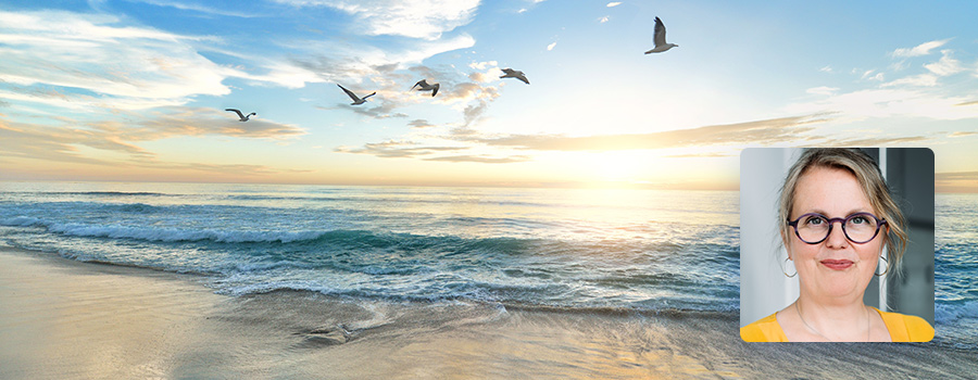 Ein Strand mit blauem Himmel und einem Foto von Susanne Schwarz, Texterin bei orgavision
